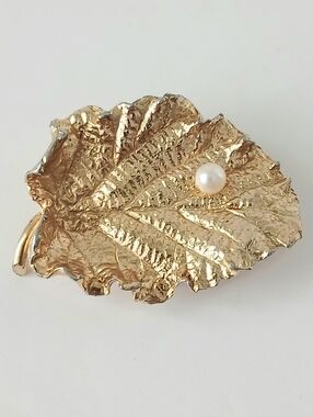 Vtg 1950's Kreisler USA Gold Tone Leaf Brooch Pin With Faux Pearl.